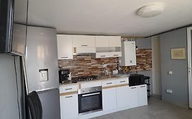 Garsoniera Sic Zona Terapia Zona linistita la casa cu parcare